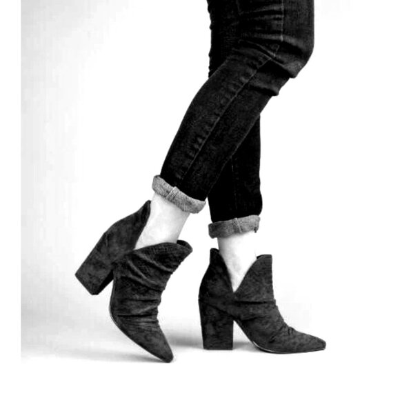 Mi.iM Black Kendell Vegan Suede V-Cut Pointed Toe Ankle Boots Booties Size 8.5 - Picture 2 of 9